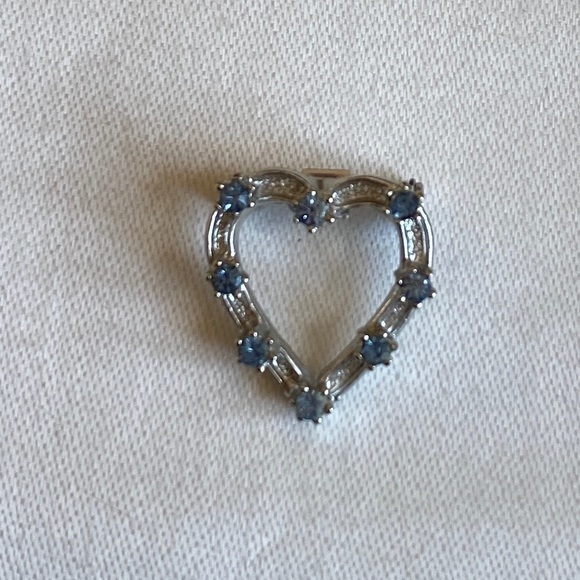 Vintage Silver Toned Brooch Pin with Light blue Crystal Rhinestones in a heart! - Picture 2 of 3